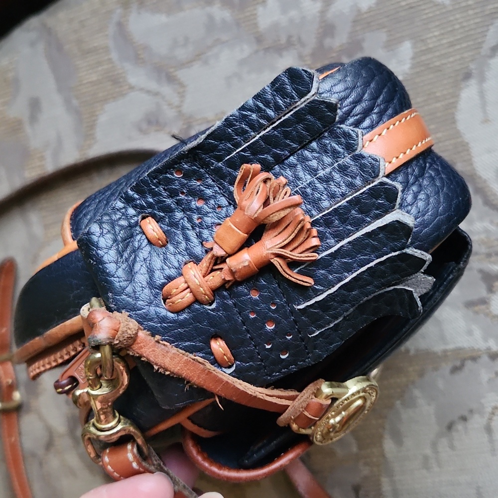 Vintage Dooney and Bourke Kitty crossbody bag - Picture 4 of 15